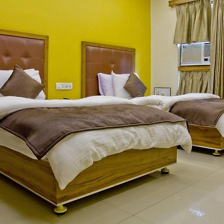 Hotel Executive Сурат Екстериор снимка