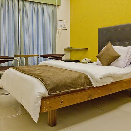 Hotel Executive Сурат Екстериор снимка