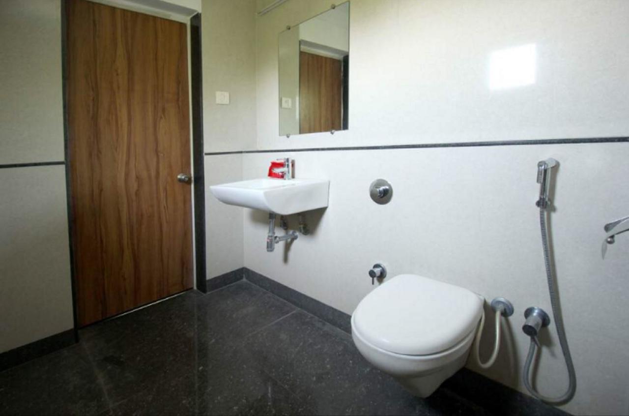 Hotel Executive Сурат Екстериор снимка
