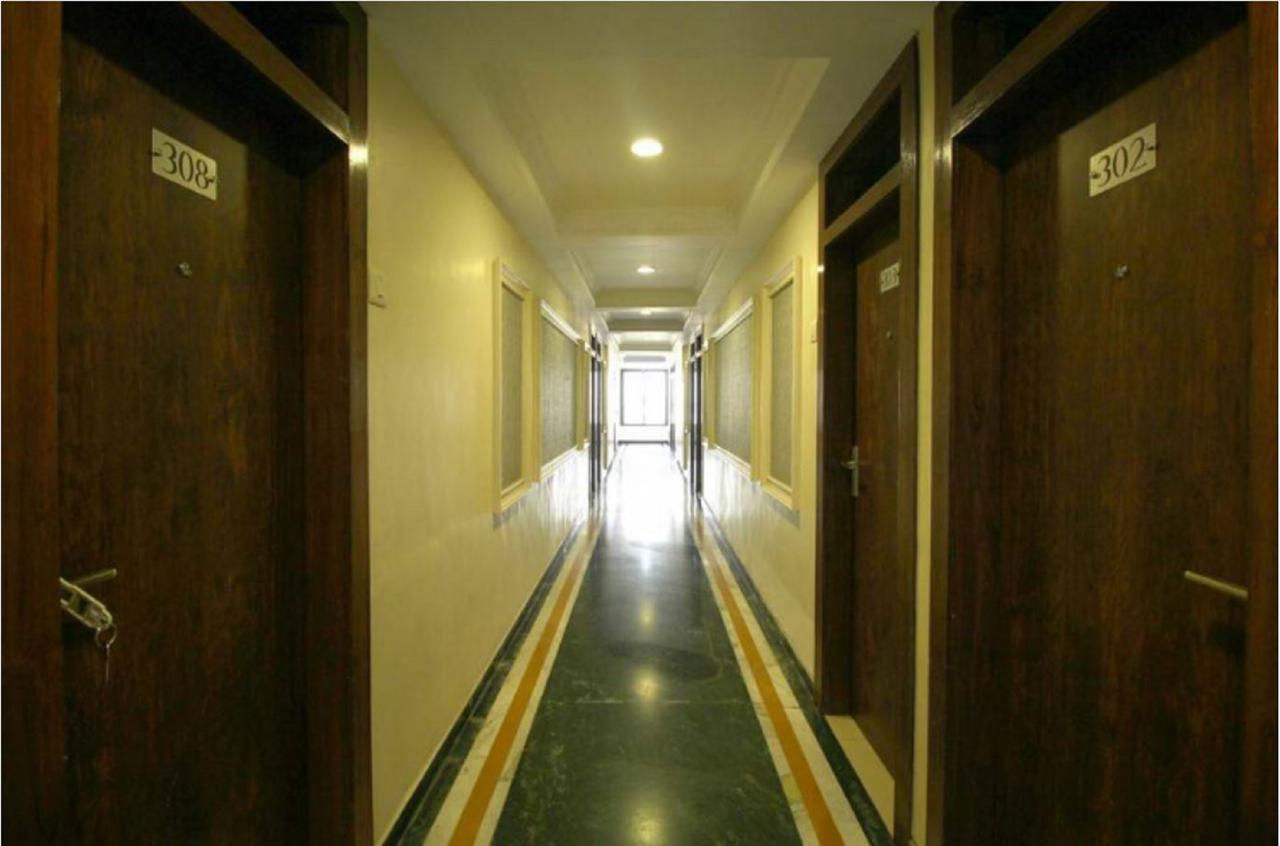 Hotel Executive Сурат Екстериор снимка