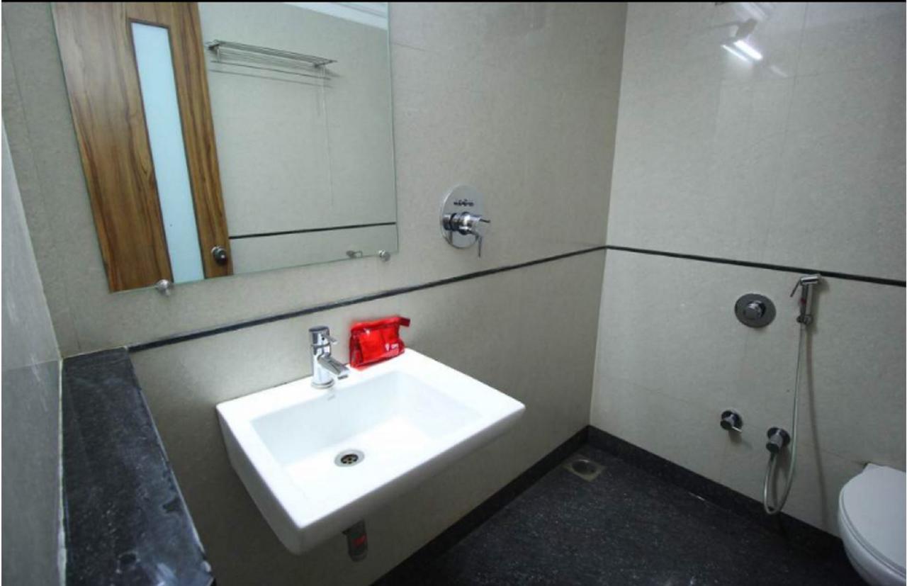 Hotel Executive Сурат Екстериор снимка