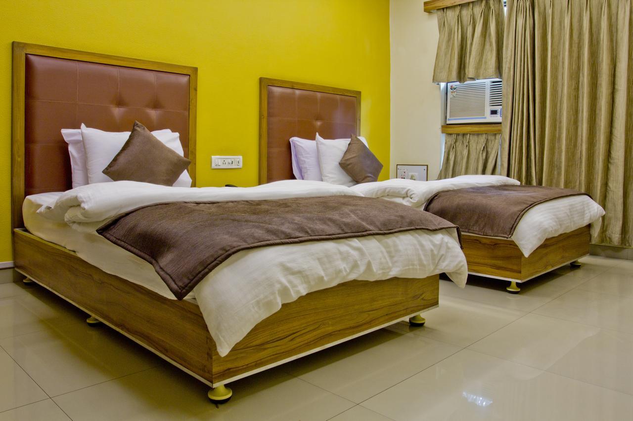 Hotel Executive Сурат Екстериор снимка