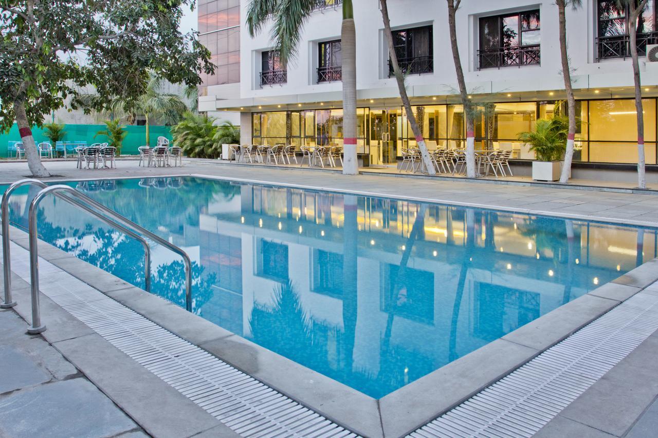 Hotel Executive Сурат Екстериор снимка