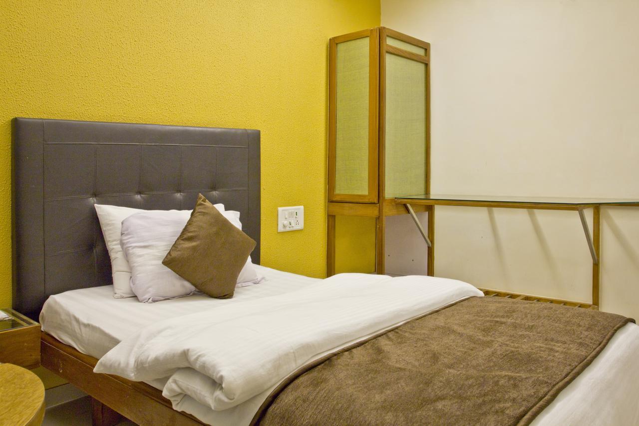 Hotel Executive Сурат Екстериор снимка