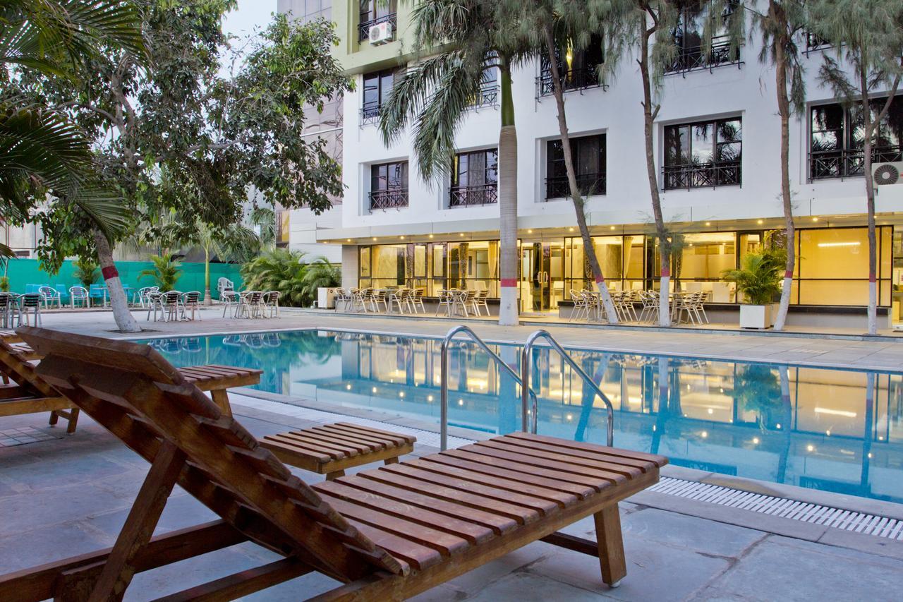 Hotel Executive Сурат Екстериор снимка