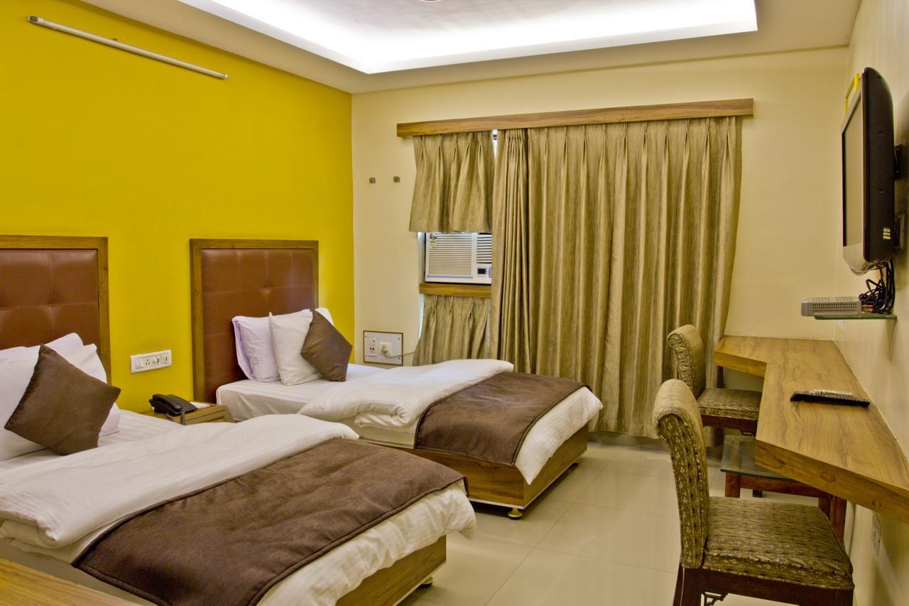 Hotel Executive Сурат Екстериор снимка