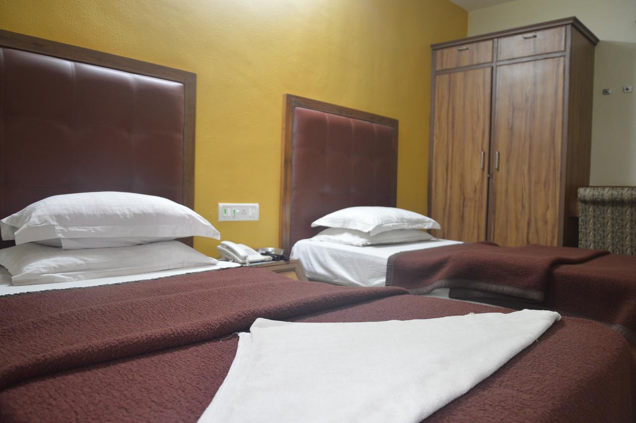 Hotel Executive Сурат Екстериор снимка